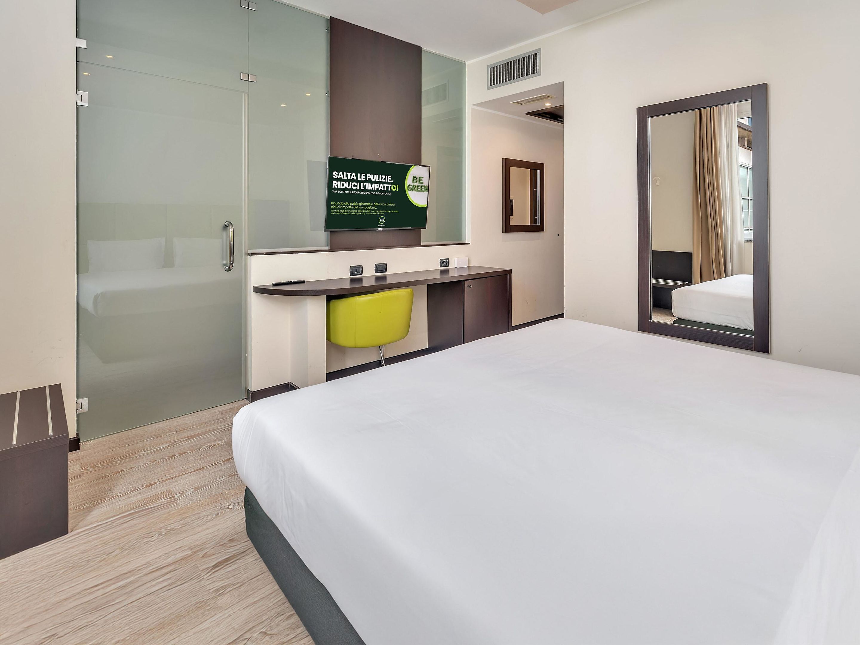 Junior Suite | Premium bedding, in-room safe, desk, blackout drapes