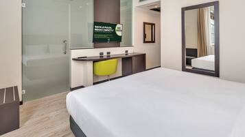 Junior Suite | Premium bedding, in-room safe, desk, blackout drapes