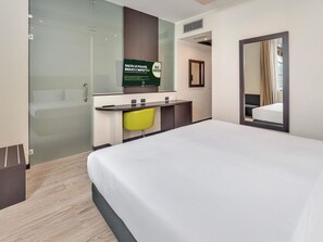 Junior Suite | Premium bedding, in-room safe, desk, blackout drapes