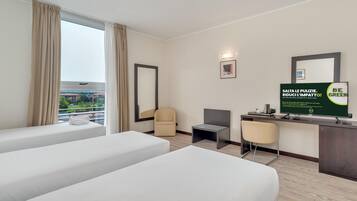 Superior-Dreibettzimmer | Hochwertige Bettwaren, Zimmersafe, Schreibtisch, Verdunkelungsvorhänge