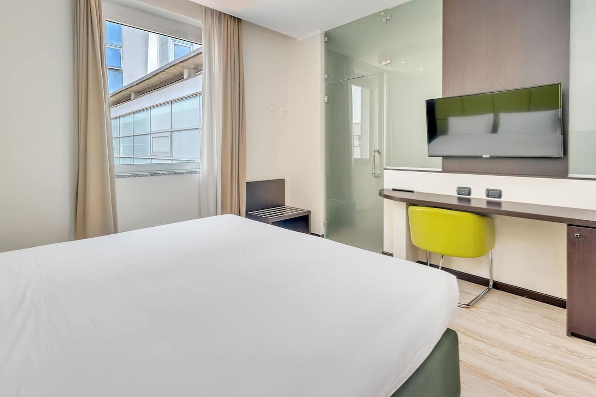 Premium bedding, in-room safe, desk, blackout drapes