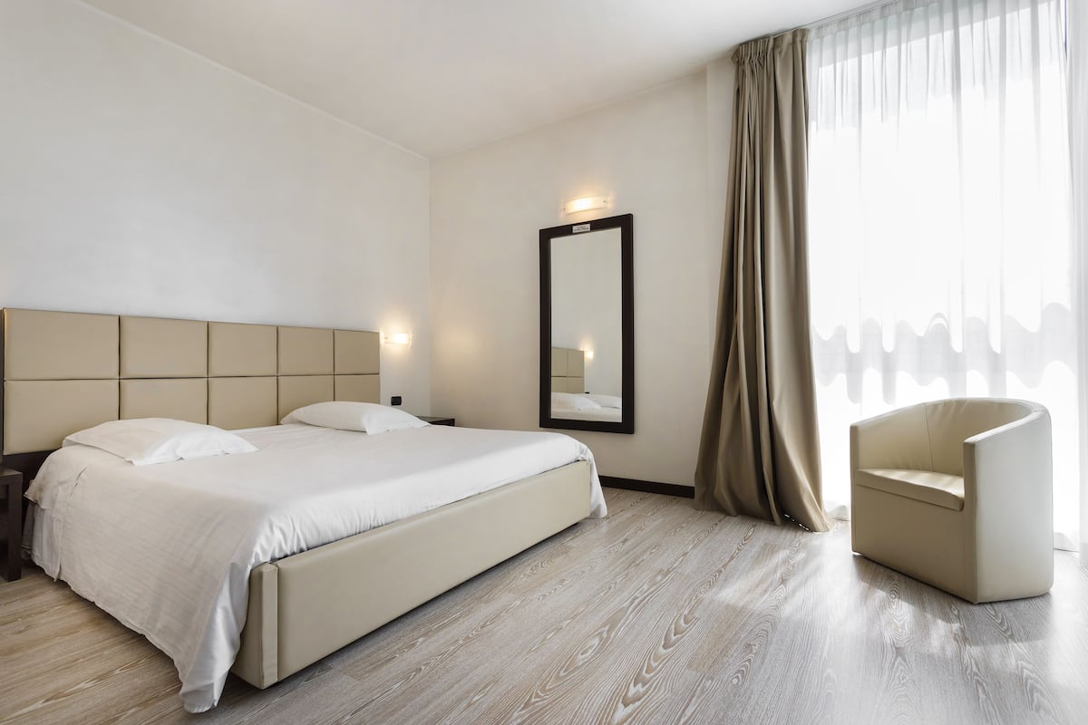 Ropa de cama de alta calidad y caja de seguridad en la habitación