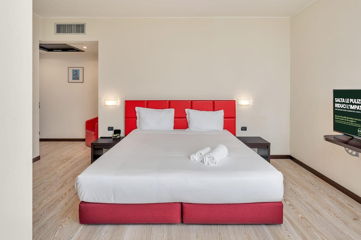 Peralatan tempat tidur premium, peti besi dalam bilik, meja