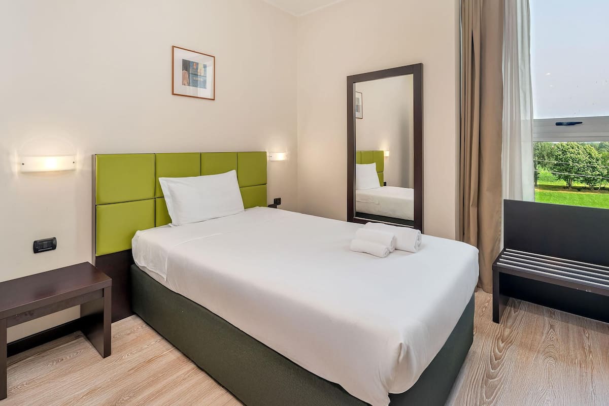 Superior Single Room | Premium bedding, in-room safe, desk, blackout drapes