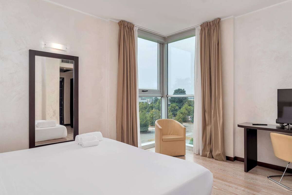 superior double room | 1 bedroom, premium bedding, in-room safe, desk