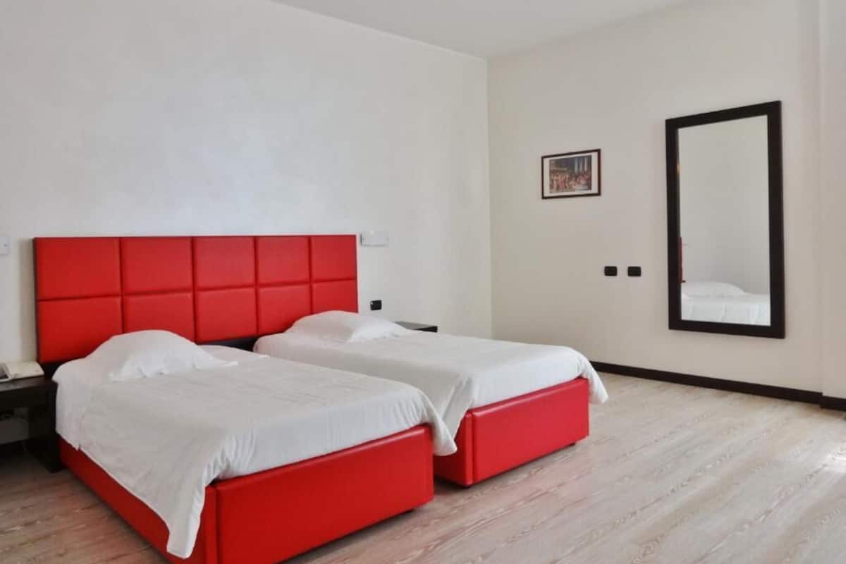 Ropa de cama de alta calidad y caja de seguridad en la habitación