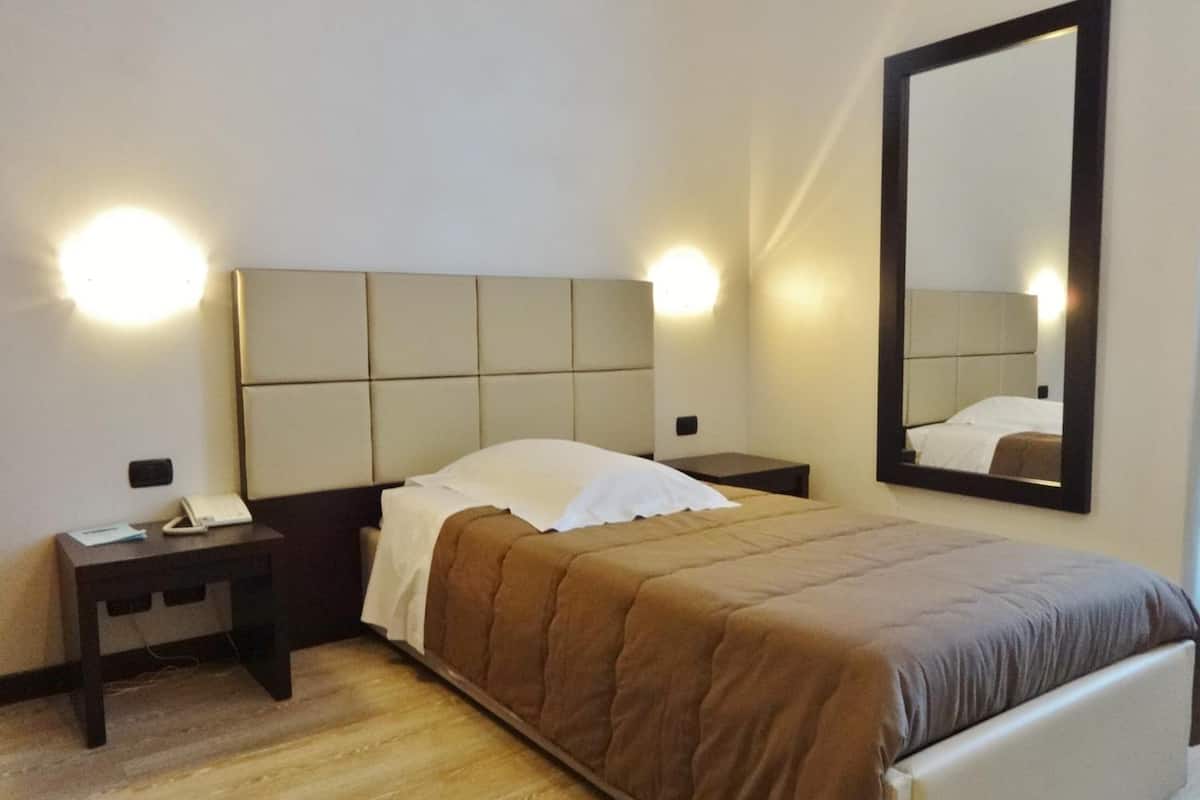 Ropa de cama de alta calidad y caja de seguridad en la habitación