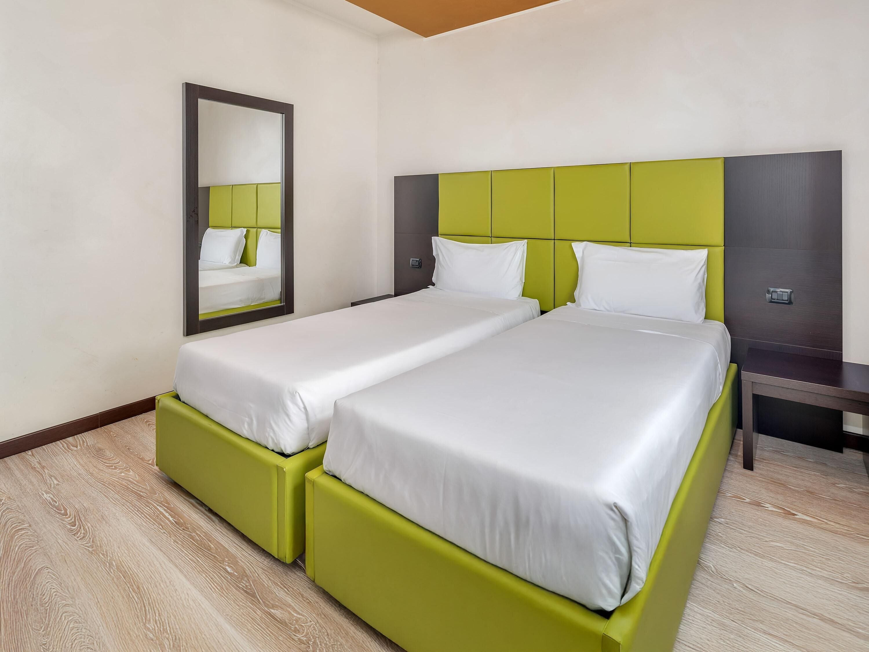 Standard-Zweibettzimmer | Hochwertige Bettwaren, Zimmersafe, Schreibtisch, Verdunkelungsvorhänge