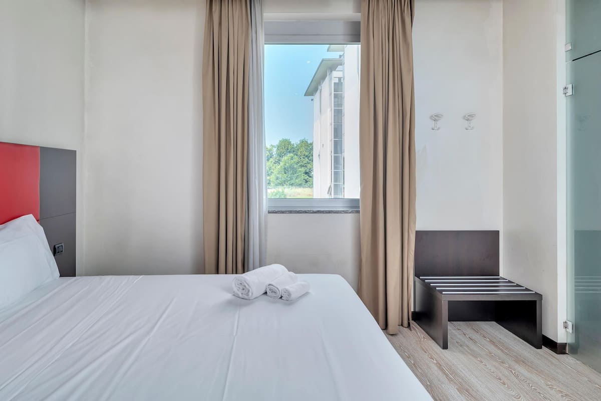 Premium bedding, in-room safe, desk, blackout curtains