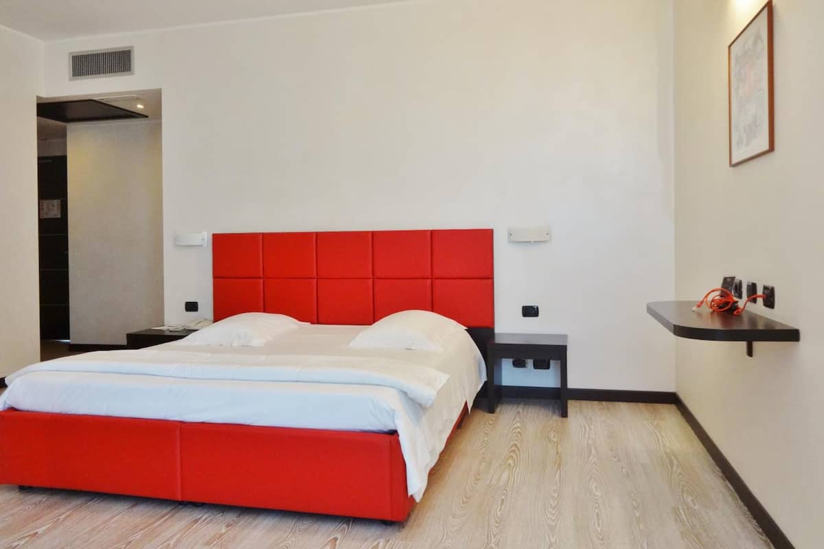 Ropa de cama de alta calidad y caja de seguridad en la habitación