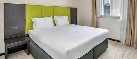 Kahden hengen standard-huone (piano terra/rialzato) | Ylelliset vuodevaatteet, tallelokero huoneessa, työpöytä, pimennysverhot