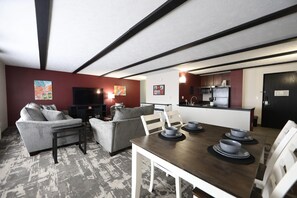 Decoración personalizada, escritorio y espacio para trabajar con laptop 