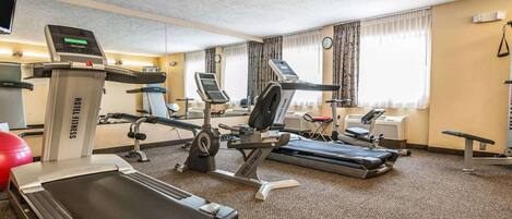 Et hotel fitnesscenter med løbebånd, crosstrainere og spinningcykler.
