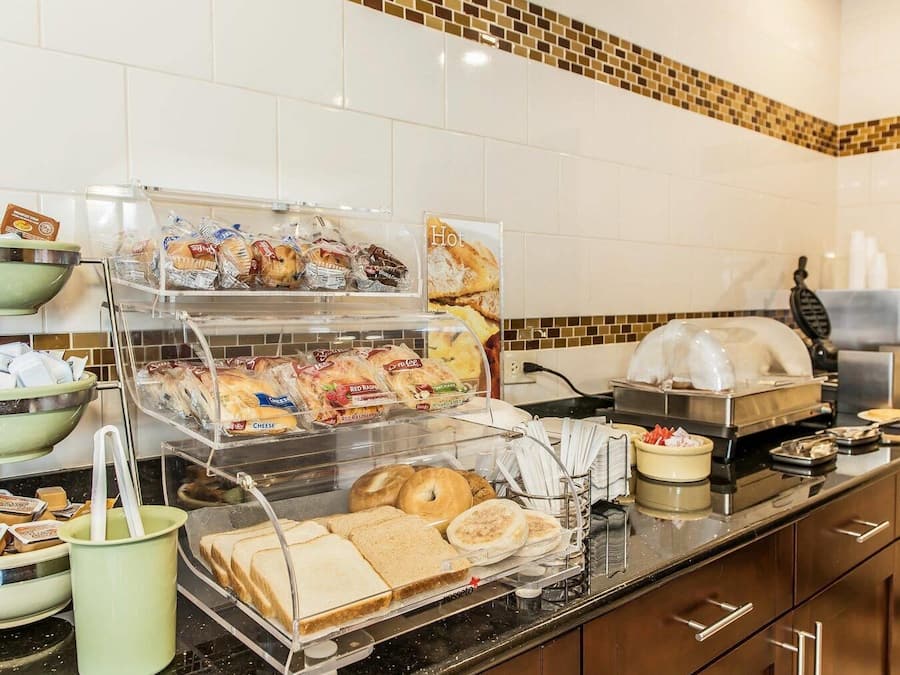 Tägliches inbegriffenes kontinentales Frühstück