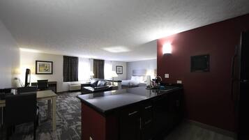 Suite, 2 queensize bedden, niet-roken | Individueel gedecoreerd, een bureau, een laptopwerkplek
