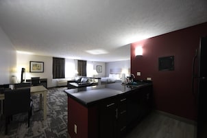 Decoración personalizada, escritorio y espacio para trabajar con laptop
