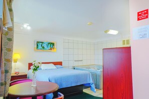 Room, 1 Queen Bed, Jetted Tub | Pillow-top beds, iron/ironing board, free WiFi, bed sheets - Bay Motel By OYO Bay City (Bay City)