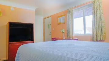 客房, 1 张大床, 按摩浴缸 | 加厚床垫、熨斗/熨衣板、免费 WiFi、床单