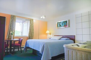 Habitación, 1 cama de matrimonio, bañera de hidromasaje | Colchones con acolchado adicional y tabla de planchar con plancha