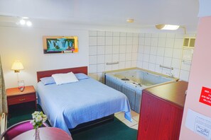 Rom, 1 queensize-seng, massasjebadekar | Senger med overmadrass, strykejern/-brett, wi-fi (inkludert) og sengetøy