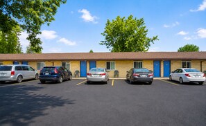 Free self parking - Bay Motel By OYO Bay City (Bay City)