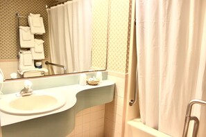 Sviitti | Kylpyhuone | Suihkun ja ammeen yhdistelmä, ilmaiset hygieniatuotteet, pyyhkeet