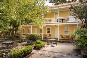 Carriage House Queen | 안뜰 전망