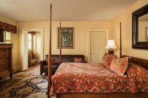 Carriage House Queen | Sängtillbehör av högsta kvalitet och värdeförvaringsskåp på rummet