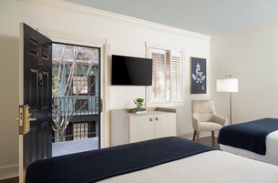 Traditional Two Queens Atrium View | Cofres nos quartos, individualmente decorados