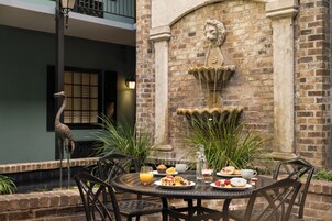 包含每日自助早餐