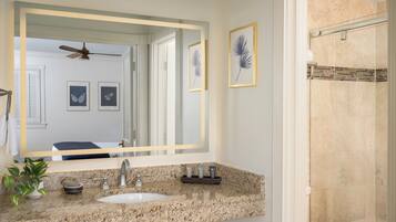 Regadera, amenidades de baño gratuitas, secadora de cabello, toallas