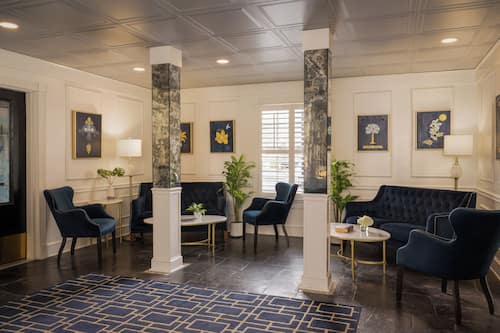 Coin salon dans le hall
