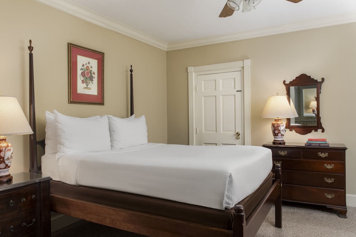 traditional queen | in-room safe, individually decorated, individually furnished