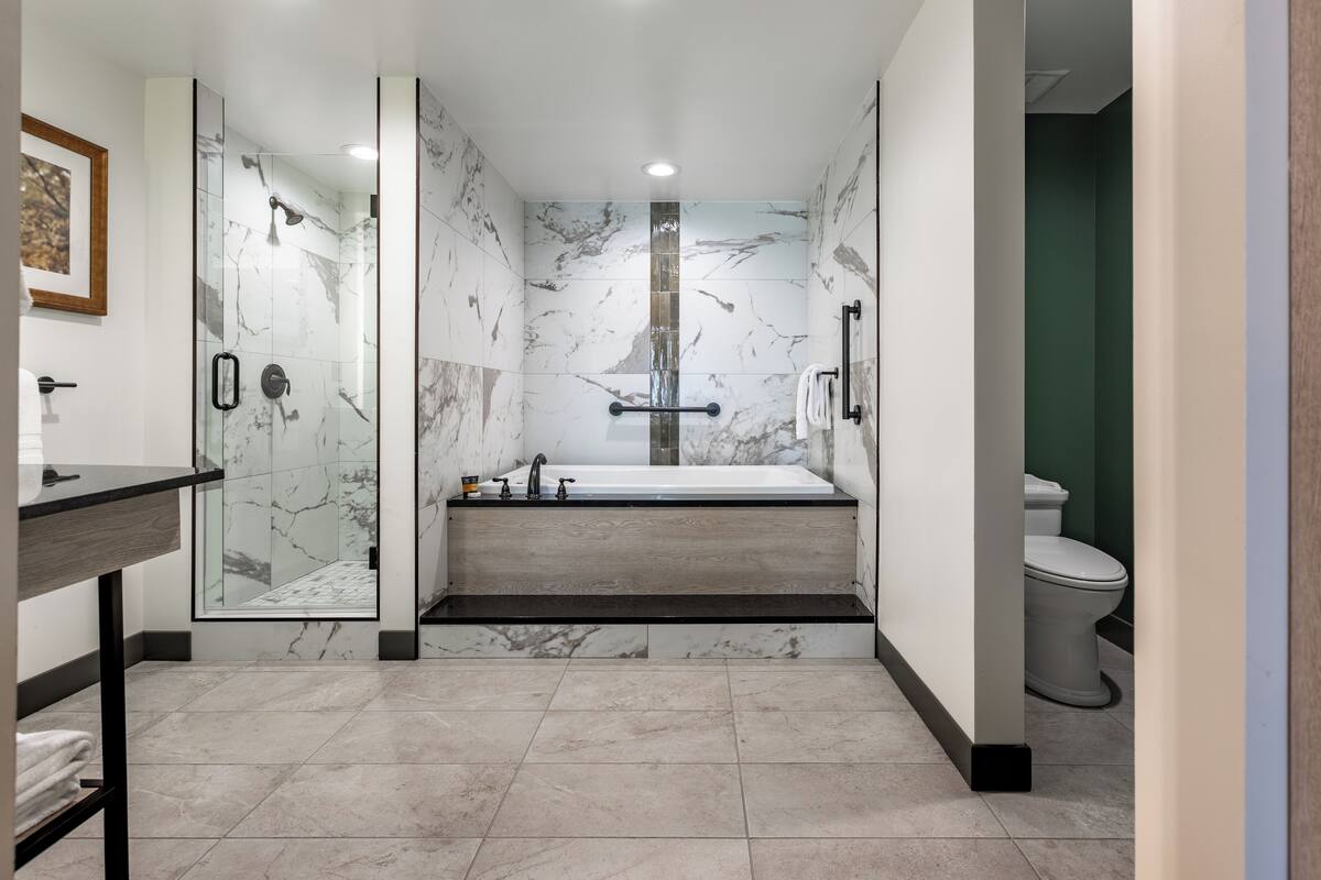 suite, 1 king bed (executive suite) | bathroom | free toiletries, hair dryer, towels