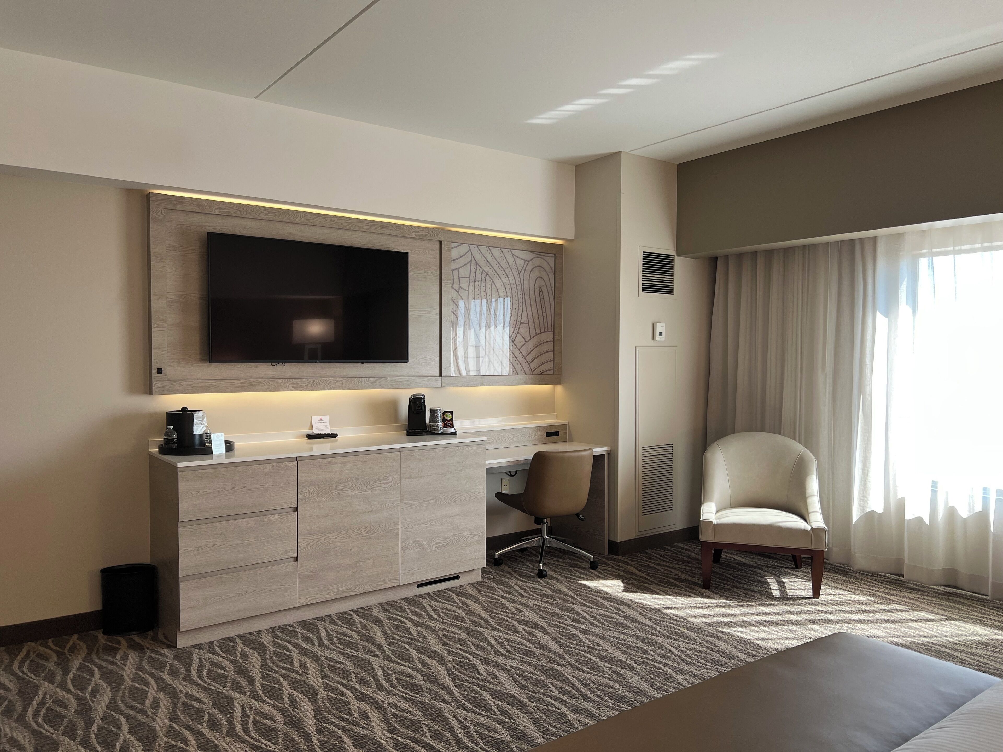 suite, 1 king bed (junior suite) | premium bedding, pillow-top beds, in-room safe, individually furnished