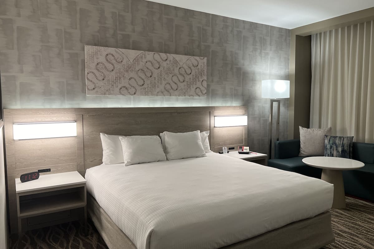 deluxe room, 1 king bed (deluxe king) | premium bedding, pillow-top beds, in-room safe, individually furnished