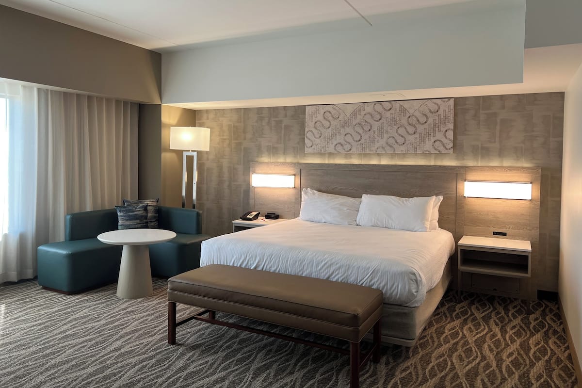 Phòng Suite, 1 giường cỡ king (Junior Suite) | Bộ đồ giường cao cấp, nệm có lớp đệm bông, két bảo mật tại phòng