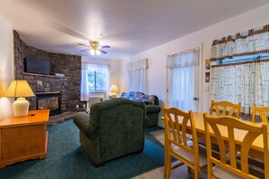 Living area - Yosemite Riverside Inn (Groveland)