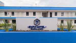 Exterior del Hotel Expo en Guadalajara, con un cartel llamativo que muestra el nombre y el logotipo del hotel.