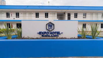 Vista frontal de la propiedad