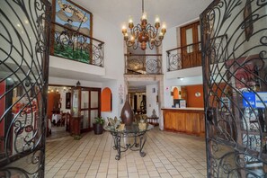 Televisión de pantalla plana de 32 pulgadas con canales por cable