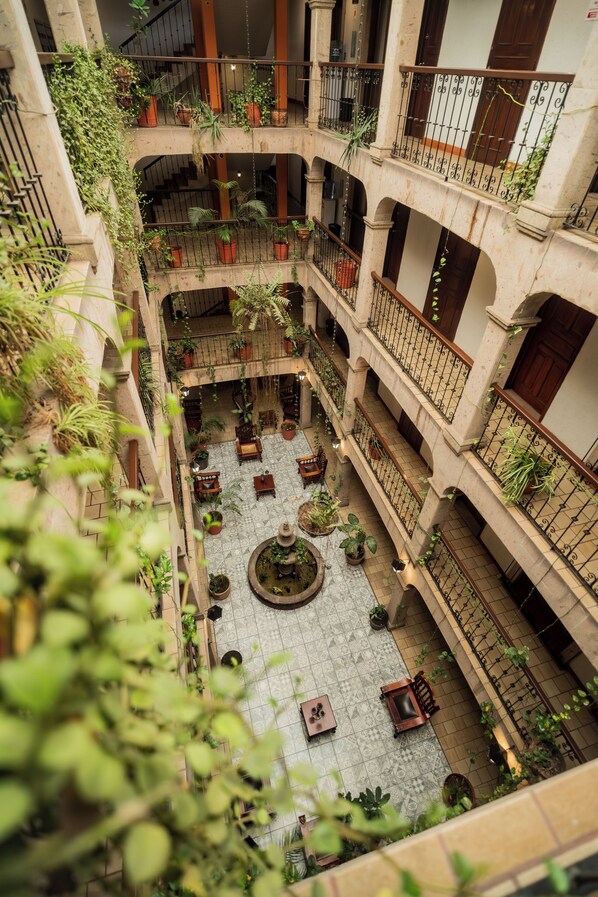 Televisión de pantalla plana de 32 pulgadas con canales por cable