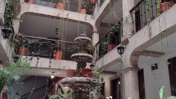 Televisión de pantalla plana de 32 pulgadas con canales por cable