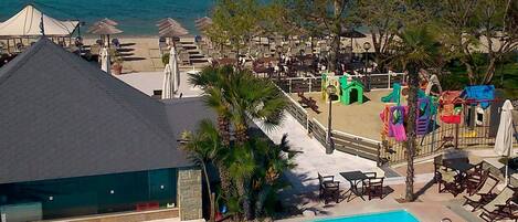 Outdoor pool, pool umbrellas, sun loungers