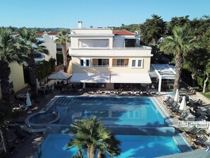 室外游泳池，池畔遮阳伞，日光浴躺椅