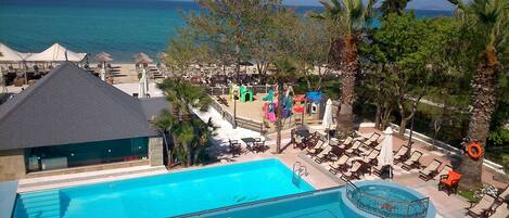 Außenpool, Sonnenschirme, Liegestühle