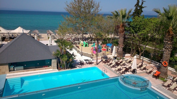 Outdoor pool, pool umbrellas, sun loungers - Naias Beach Hotel (Kassandra)