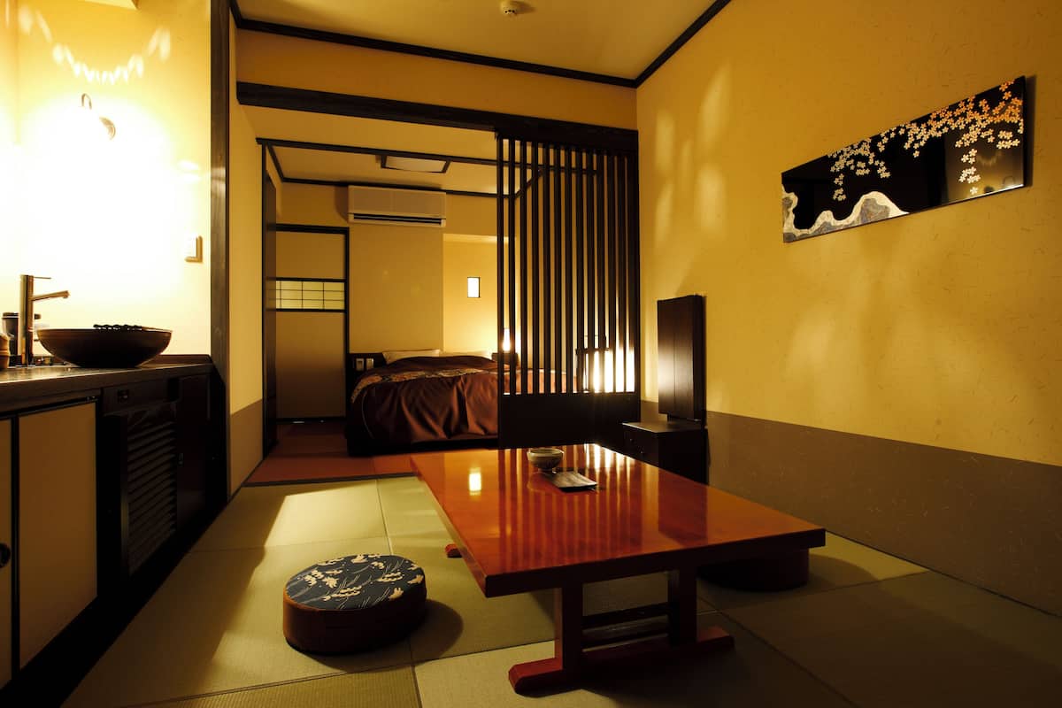 Family Room | In-room safe, desk, blackout drapes, iron/ironing board