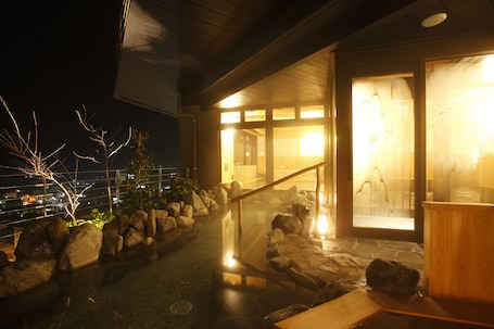 Outdoor pool. Hida Hanasatonoyu Takayama Ouan