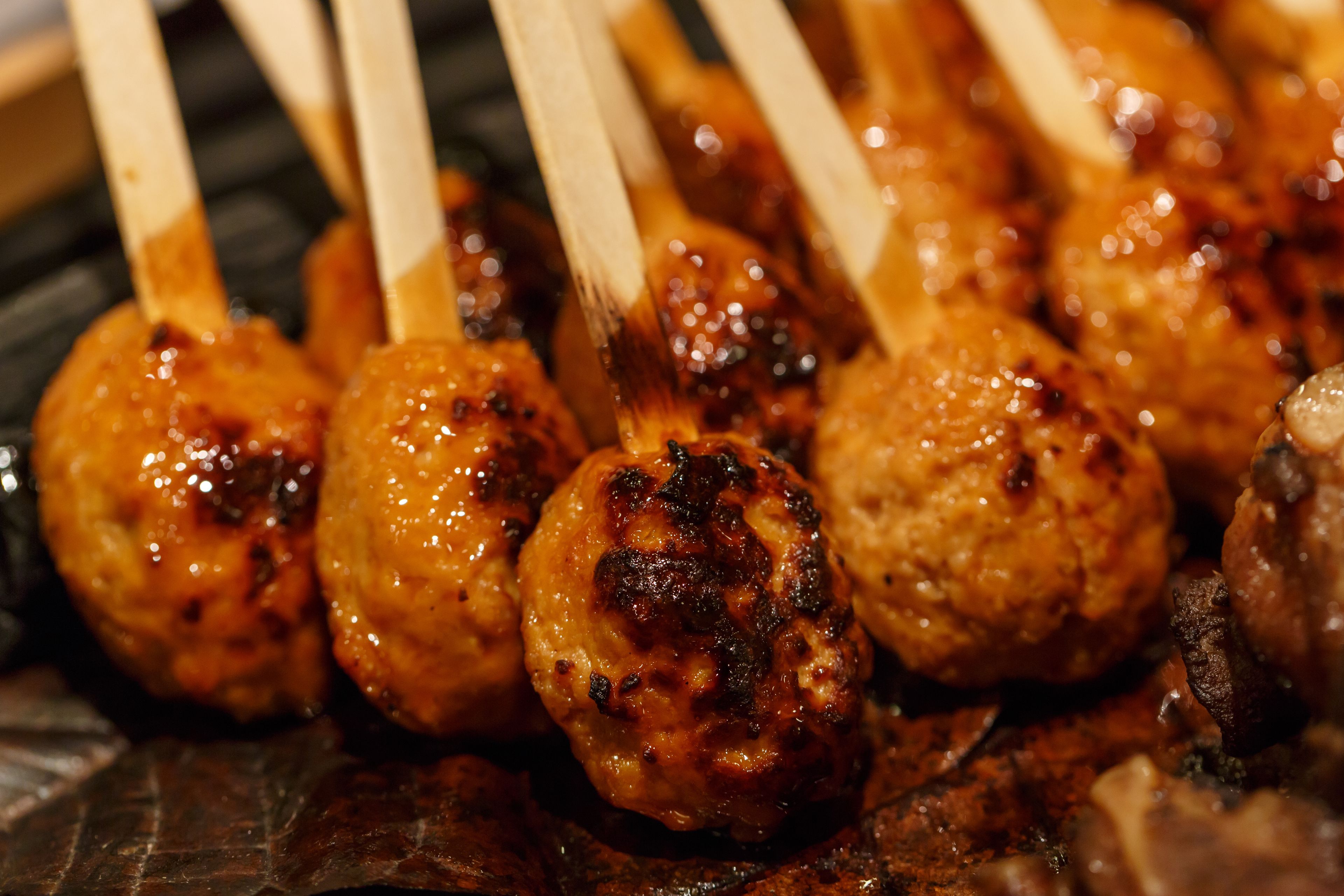 Boulettes de viande grillées, enfilées sur une brochette.